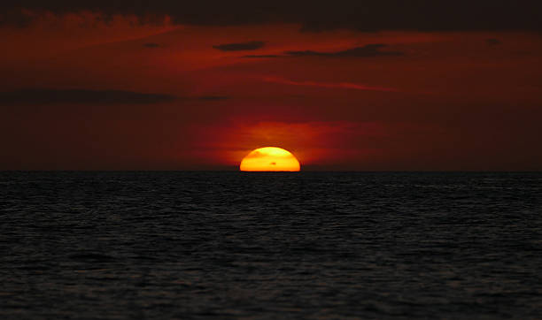 istock Incredibly beautiful sunset on the azure ocean 621578680