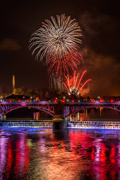 guy fawkes night firework display at glasgow green - nightshot imagens e fotografias de stock