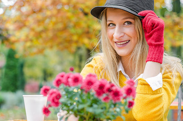 jeune fille hipster au chapeau noir - autumn table setting flower photos et images de collection