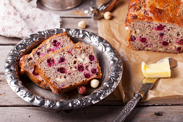 contas de grãos de cranberry e avelã, estilo rústico. fundo de madeira - walnut bread - fotografias e filmes do acervo