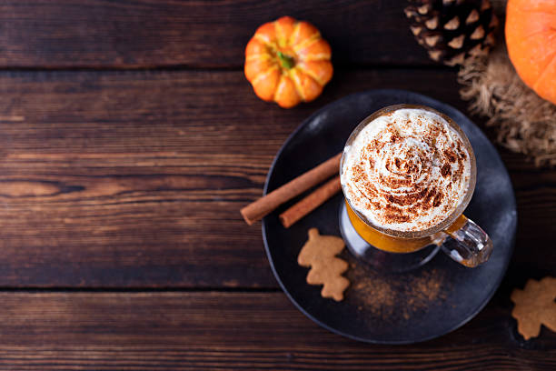 smoothie à la citrouille, latte aux épices. cocktail alcoolisé vue de dessus - coffee pumpkin latté autumn photos et images de collection