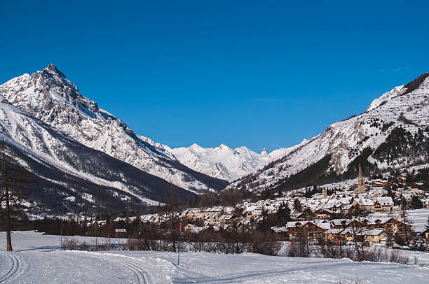 pueblo de invierno en las montañas de los alpes - bavaria austria blue celebration fotografías e imágenes de stock