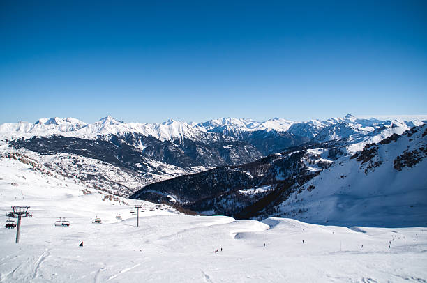 istock Mountain landscape with cable car and skiers 621586048
