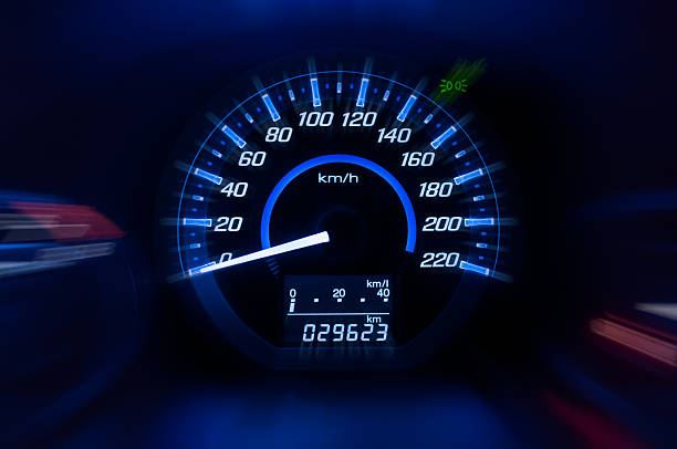 tableau de bord, indicateur de vitesse de voiture et compteur avec mode sombre - speedometer gauge car speed photos et images de collection