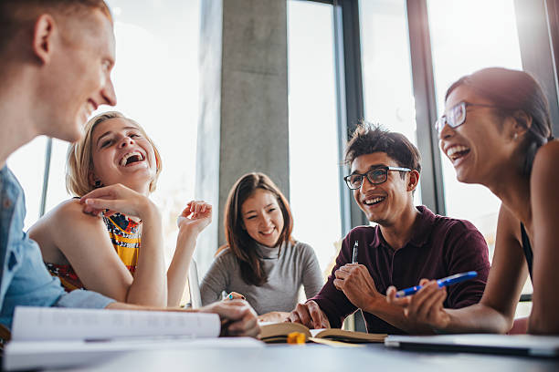 grupa szczęśliwych młodych studentów w bibliotece - adult student university student asian ethnicity zdjęcia i obrazy z banku zdjęć