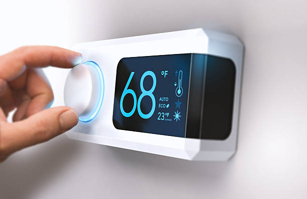 thermostat, home energy saving - 僅老年男人 個照片及圖片檔