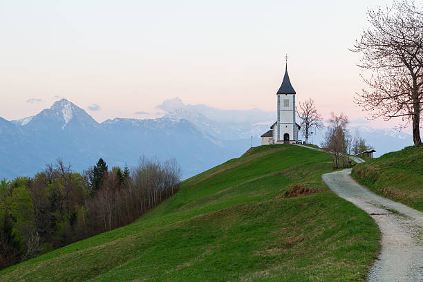 jamnik iglesia en la colina al anochecer - cordillera karavanke fotografías e imágenes de stock