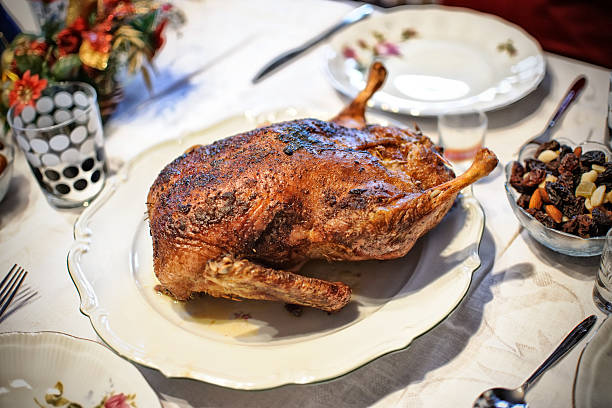 Pato asado en la mesa de Navidad - foto de stock