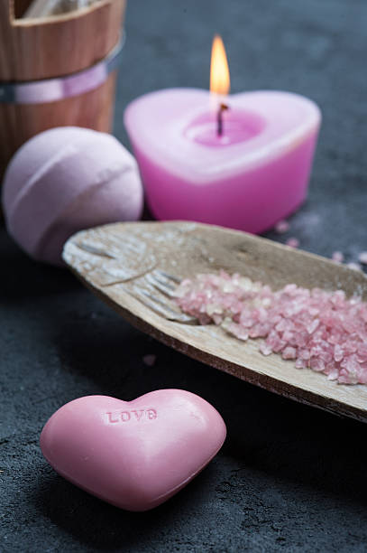 мыло крупным планом с розовой зажженной свечой - candlelight concrete bathtub candle стоковые фото и изображения