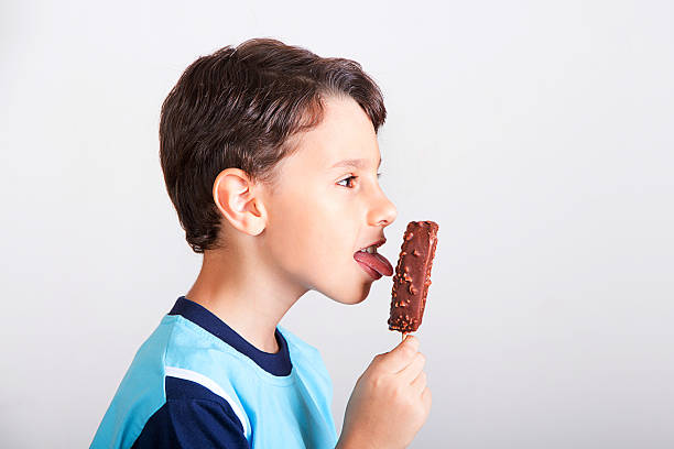kid licking eis - child chocolate ice cream human mouth stock-fotos und bilder