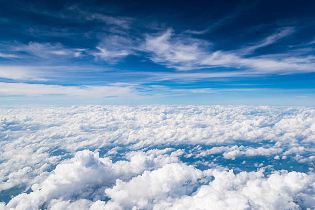 texture nuageuse et ciel bleu - flying over photos et images de collection