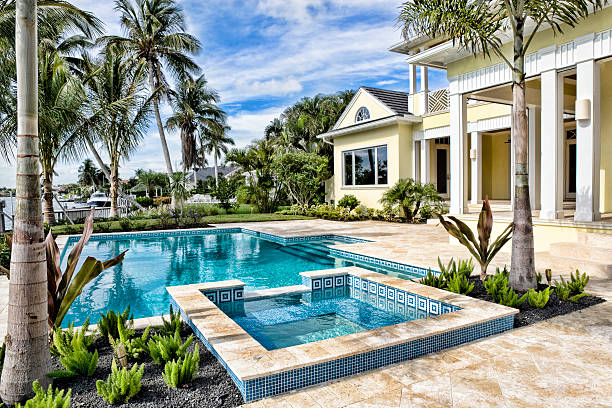 superbe piscine avec spa sur une propriété de la - southern mansion photos et images de collection