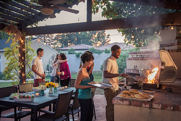 hipsters grillowanie na letnim podwórku grill - barbecue spotkanie towarzyskie zdjęcia i obrazy z banku zdjęć