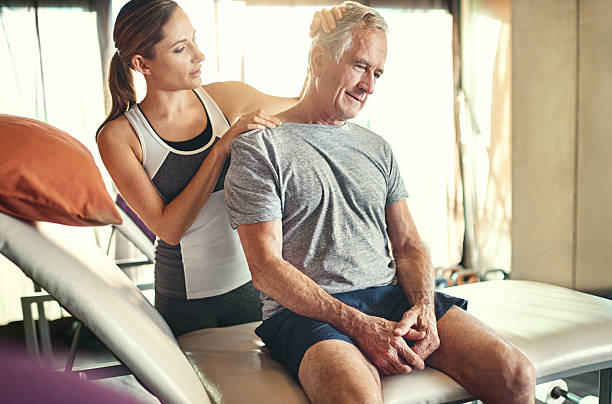 es gibt eine lösung für diesen wunden hals von ihnen... - senior adult exercising aging process instructor stock-fotos und bilder