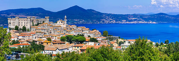 panoramiczny widok na lago di bracciano. włochy, lazio - bracciano zdjęcia i obrazy z banku zdjęć