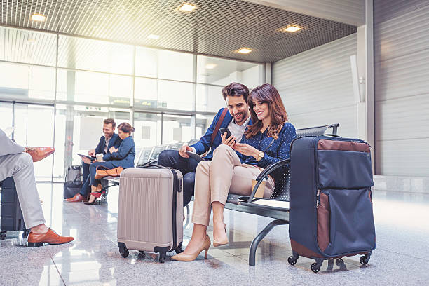 menschen, die in der flughafenlounge auf den flug warten - airport airplane travel airport lounge stock-fotos und bilder