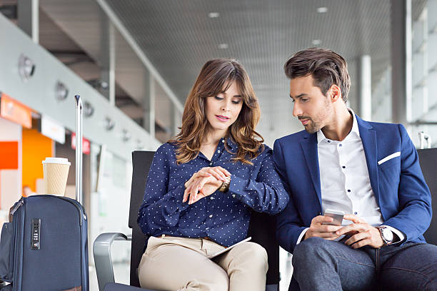 空港ラウンジでフライトを待っているビジネスマン - businessman checking the time men male ストックフォトと画像