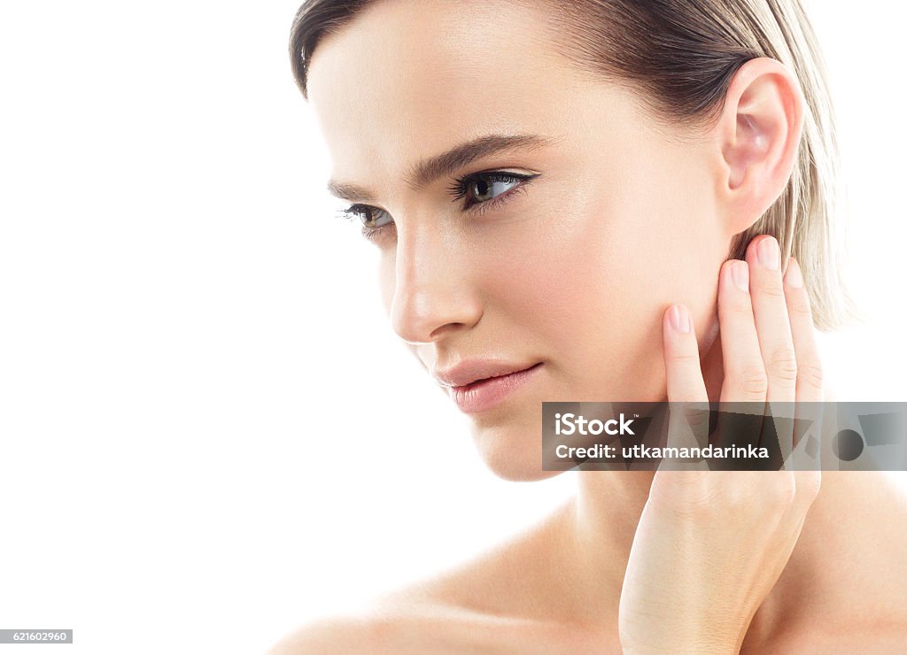 Beauté Femme visage avec une peau parfaite Portrait. Isolé sur blanc. - Photo de Peau de fruit libre de droits