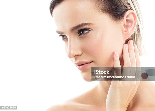 Photo libre de droit de Beauté Femme Visage Avec Une Peau Parfaite Portrait Isolé Sur Blanc banque d'images et plus d'images libres de droit de Peau de fruit