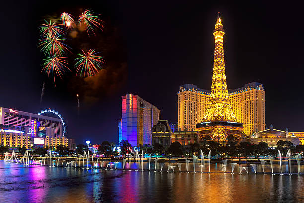 feuerwerk und bellagio-brunnen show in las vegas - eiffel tower stock-fotos und bilder