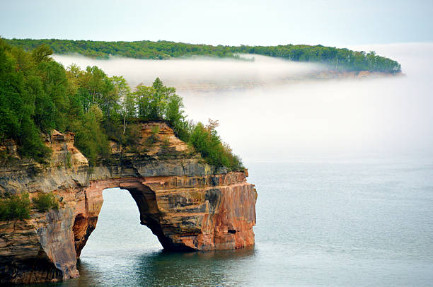 Pictured Rocks Arch One of the arches along Pictured Rocks National Lakeshore in Michigan's Upper Peninsula. michigan photos stock pictures, royalty-free photos & images