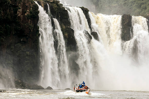 pequeno barco aproaching iguazu falls - iguazú - fotografias e filmes do acervo