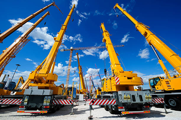 costruzione gru mobile - crane construction equipment construction equipment foto e immagini stock