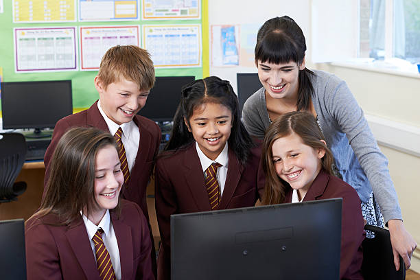 escola primária de alunos com o professor na aula de informática - filipino ethnicity asian ethnicity women computer imagens e fotografias de stock