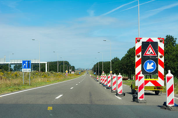 persönliche perspektive fahrer vorbei mobile zeichen für straßenarbeiten - zion narrows stock-fotos und bilder