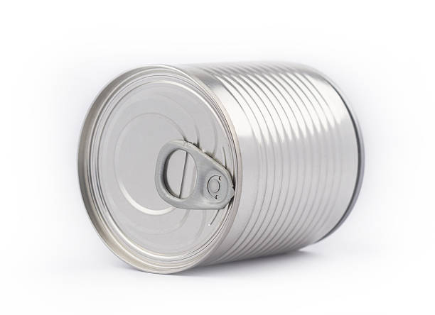 vue en perspective de la boîte de métal sur fond blanc - can canned food container cylinder photos et images de collection
