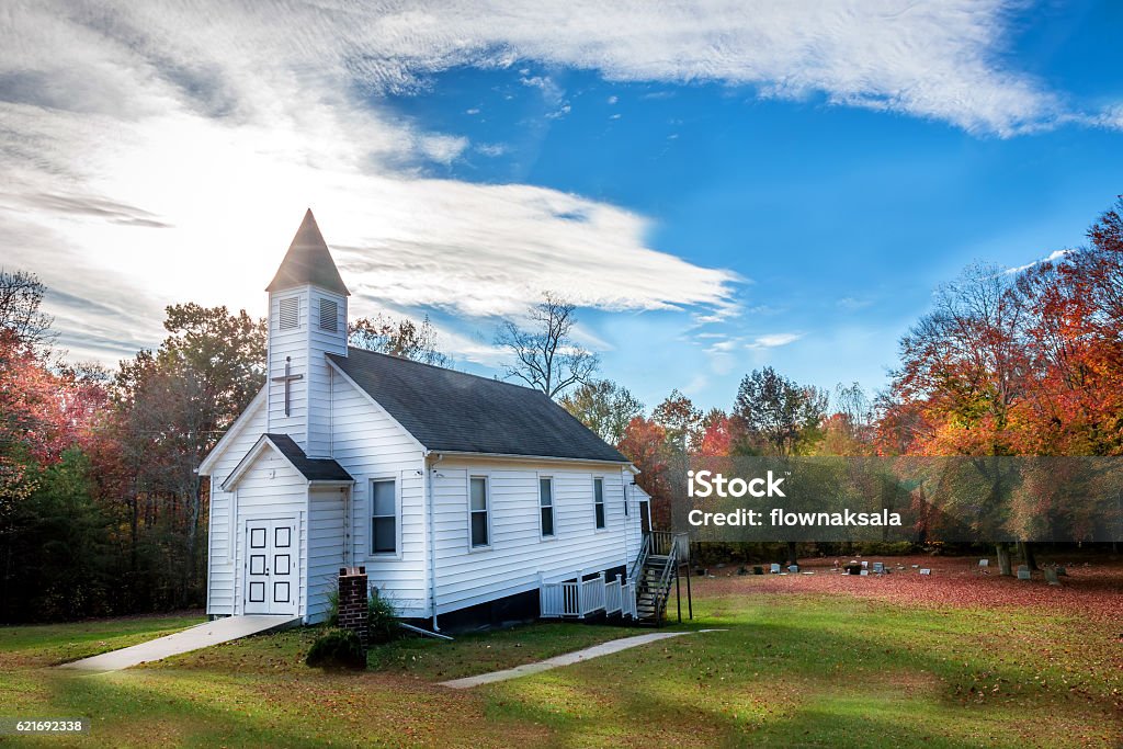 Piccola chiesa in legno in campagna durante l'autunno - Foto stock royalty-free di Chiesa