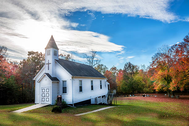 가을 동안 시골의 작은 나무 교회 - church spire 뉴스 사진 이미지