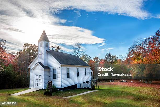 Foto de Pequena Igreja De Madeira No Campo Durante O Outono e mais fotos de stock de Igreja