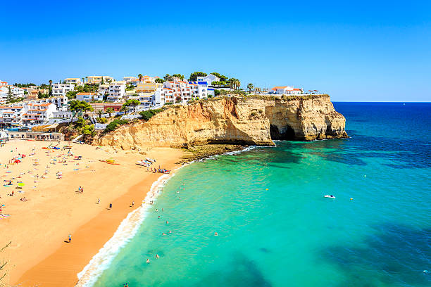 красивый пляж в карвоейро, алгарве, португалия - portugal стоковые фото и изображения