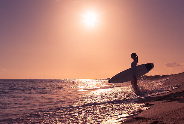 여성 서퍼 해변 - women sensuality surfing water sport 뉴스 사진 이미지