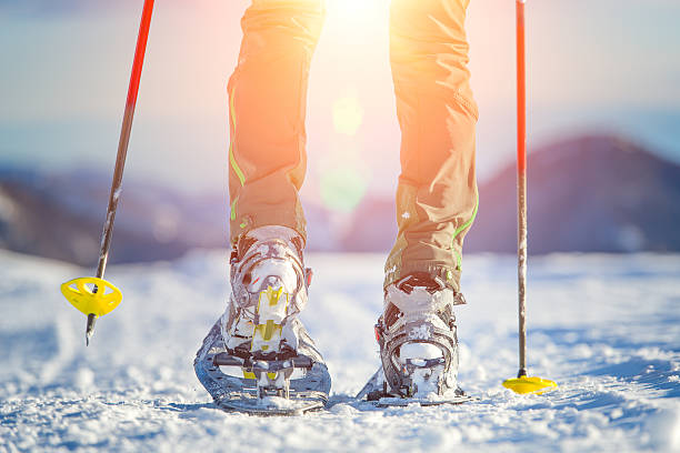 caminhada com sapatos de neve nas montanhas - action winter extreme sports snowboarding - fotografias e filmes do acervo