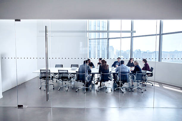 colleghi alla riunione di lavoro in sala conferenze - board room office business meeting foto e immagini stock