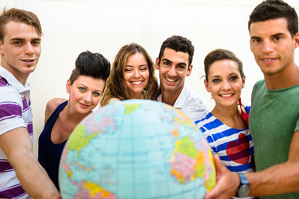 adolescentes college estudiante sonriente con globo  - adolescence teenager globe map fotografías e imágenes de stock