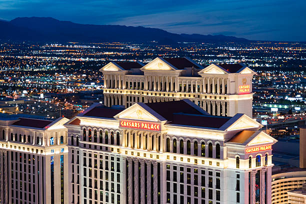 caesars palace las vegas strip 야간에만 - las vegas metropolitan area famous place neon color casino 뉴스 사진 이미지