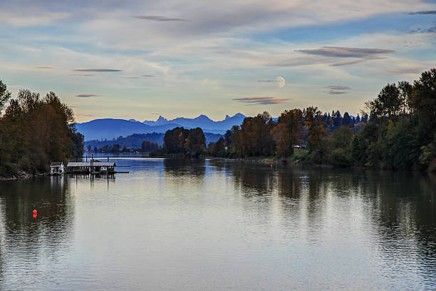 río y ribera en otoño al atardecer - langley fotografías e imágenes de stock