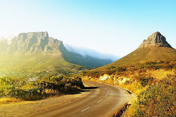 la route panoramique de la montagne de la table - table mountain afrique du sud photos et images de collection