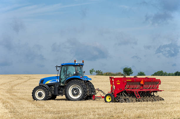 traktor mit no-till seed drill - green crop tractor planting stock-fotos und bilder