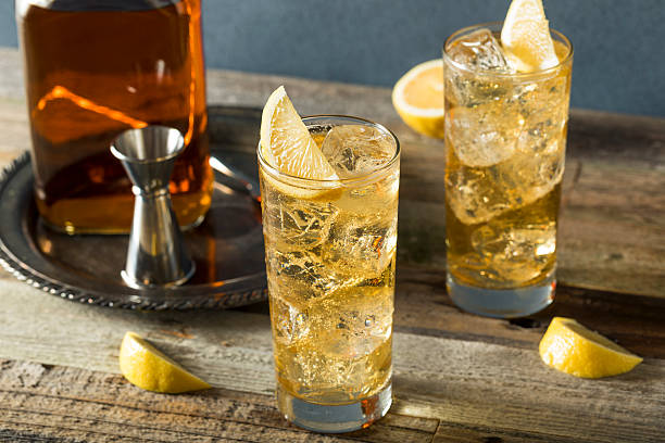 whiskey highball con ginger ale - cognac bottle fotografías e imágenes de stock