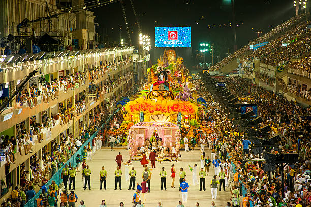 apresentação sambodrome escola de samba no carnaval no rio de janeiro - sambadrome imagens e fotografias de stock