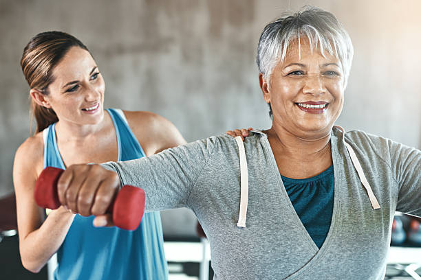 le cœur en bonne santé est un cœur jeune - musculation photos et images de collection