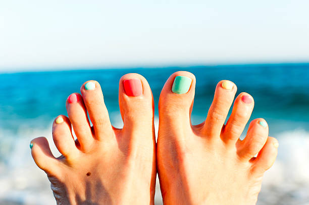 divertimento estivo! piedi sulla spiaggia. sfondo onde blu dell'oceano. - sole of foot human foot women humor foto e immagini stock