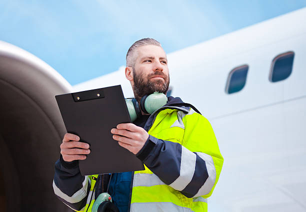 aircraft engineer in front of airplane - ground crew audio imagens e fotografias de stock