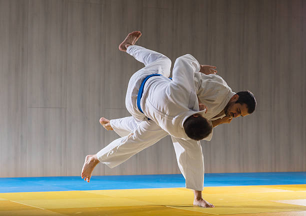 judotraining in der sporthalle - tatami matte stock-fotos und bilder