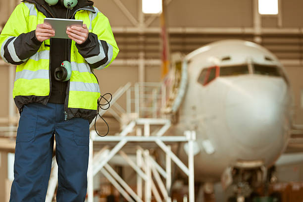 pracownik lotniska przed samolotem - airplane airport air vehicle ground crew zdjęcia i obrazy z banku zdjęć