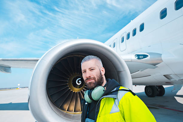 aircraft worker in front of airplane - ground crew audio imagens e fotografias de stock